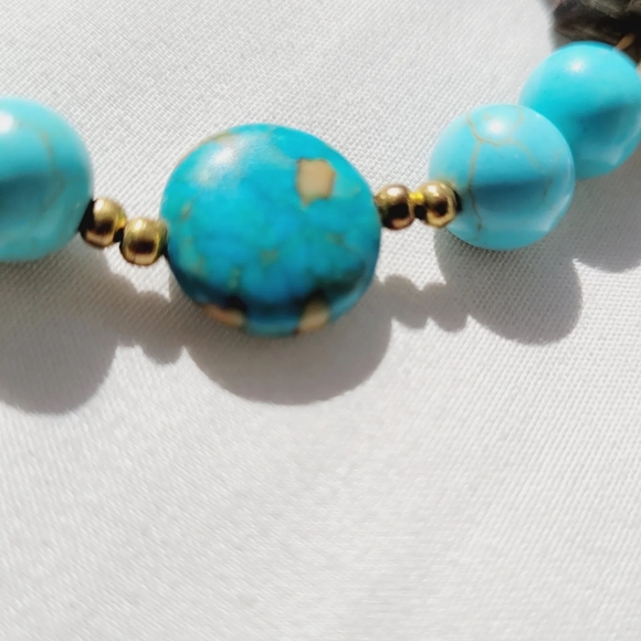 Turquoise and coconut shell stretch bracelet - Handmade - Picture 2 of 7
